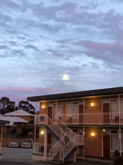 Queanbeyan Motel - Tourism Caloundra 0