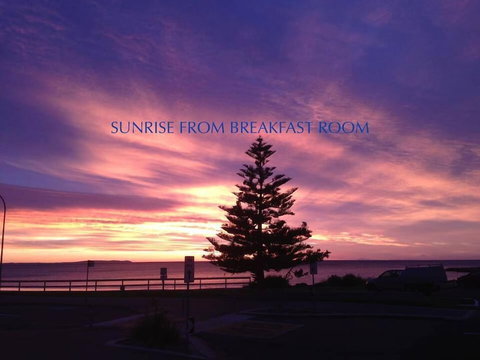 Beachhouse Mollymook - Tourism Caloundra 3