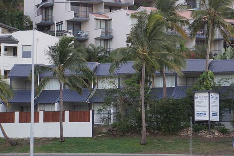 Airlie Seaview Apartments - Tourism Caloundra 5