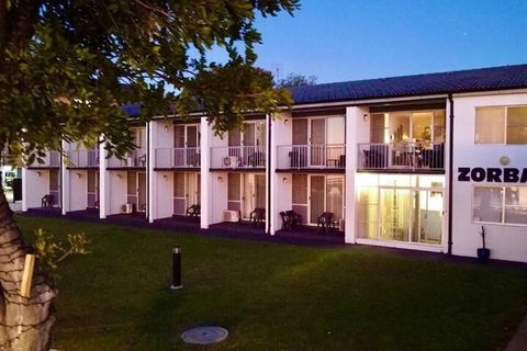 Zorba Motel - Tourism Caloundra 1