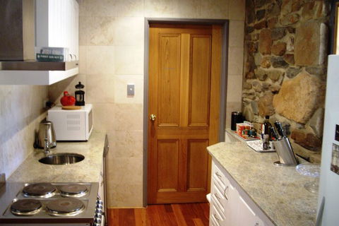 1860 Wine Country Cottages - Tourism Caloundra 6