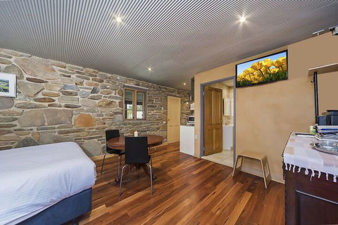 1860 Wine Country Cottages - Tourism Caloundra 2