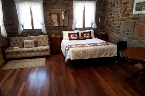 1860 Wine Country Cottages - Tourism Caloundra 3