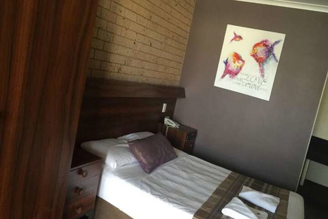 Sarina Motor Inn - Tourism Caloundra 3