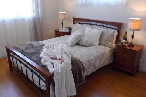 Tinaroo Sunset Retreat - Tourism Caloundra 7