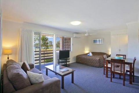 Regency Waterfront Motel - Tourism Caloundra 0