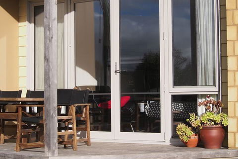 Sow And Piglets Guesthouse - Tourism Caloundra 2