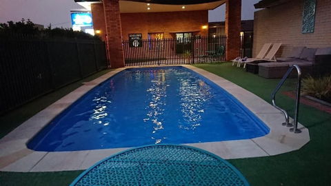 Adelong Motel - Tourism Caloundra 2