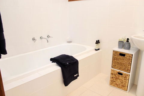 Nagoondie Studio - Tourism Caloundra 4