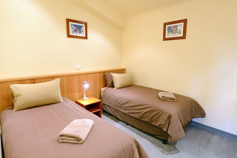 Falls Creek Country Club - Tourism Caloundra 1