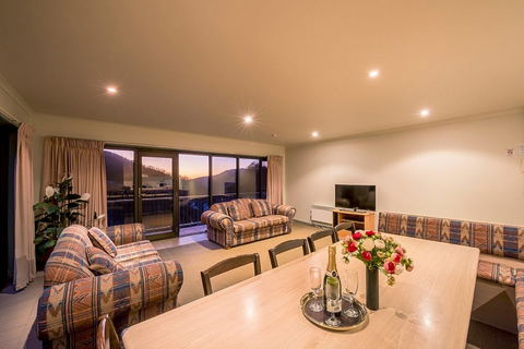 Falls Creek Country Club - Tourism Caloundra 3