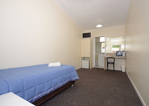 Ned Kelly's Motel - Tourism Caloundra 3