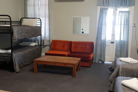 Queens Arms Hotel - Tourism Caloundra 2