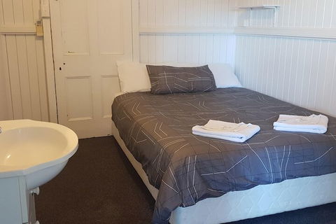 Queens Arms Hotel - Tourism Caloundra 3