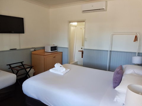 Squid Ink Motel - Tourism Caloundra 2