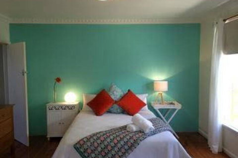 Queenscliff Hotel - Tourism Caloundra 2