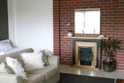 Queenscliff Hotel - Tourism Caloundra 1