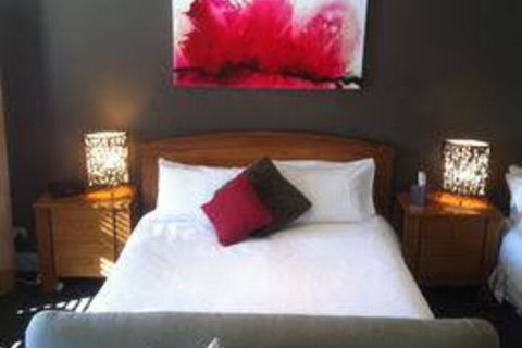 Queenscliff Hotel - Tourism Caloundra 3