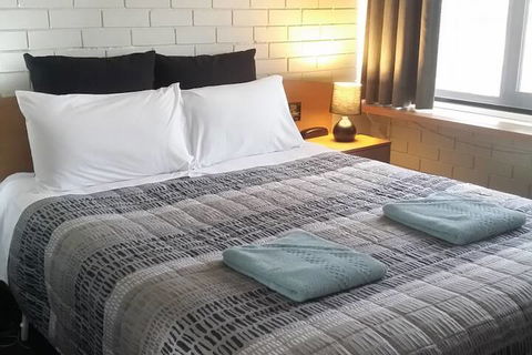 White Manor Motel - Tourism Caloundra 2