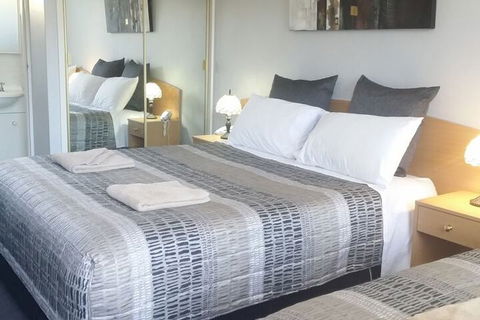 White Manor Motel - Tourism Caloundra 1