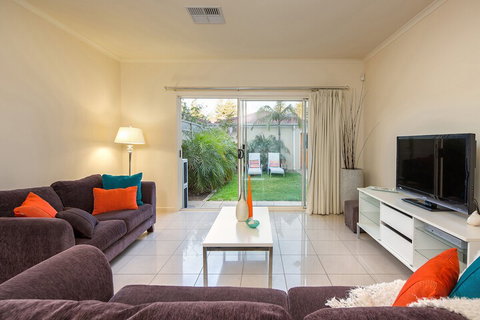 Adelaide Luxury Beach House - Tourism Caloundra 5