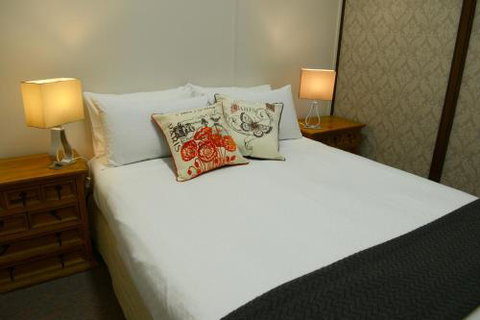 The Bank B & B West Wyalong - Tourism Caloundra 5