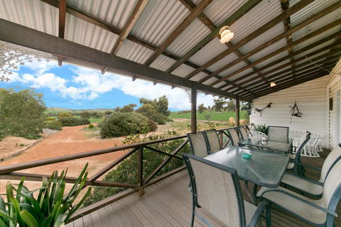 Hillside Country Retreat - Tourism Caloundra 6