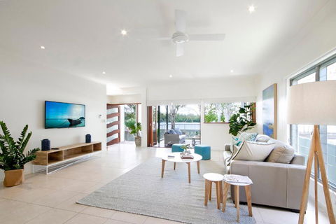 53 Hilton Esplanade - Tourism Caloundra 2