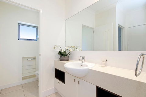 53 Hilton Esplanade - Tourism Caloundra 1