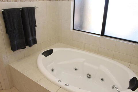 The Lighthouse Beachfront Accommodation - Tourism Caloundra 3