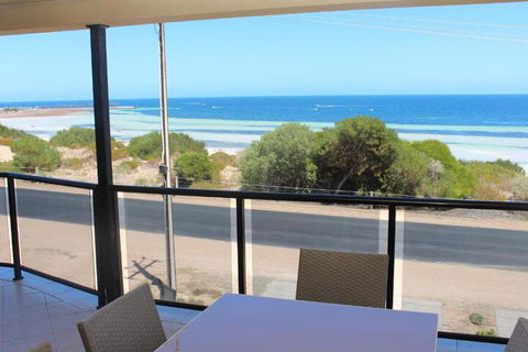 The Lighthouse Beachfront Accommodation - Tourism Caloundra 4