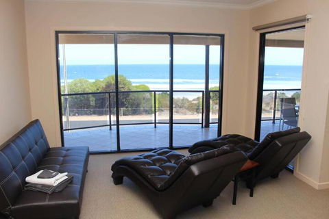 The Lighthouse Beachfront Accommodation - Tourism Caloundra 2