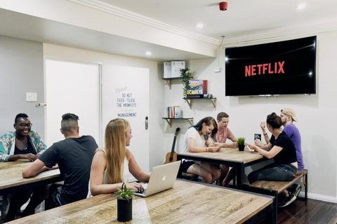 Mad Monkey Backpackers On Broadway - Adults Only - Tourism Caloundra 3