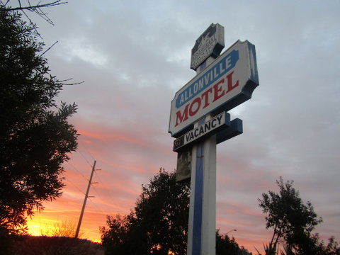 Allonville Motel - Tourism Caloundra 2