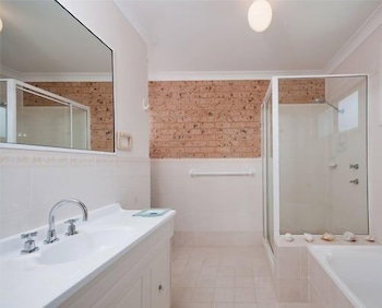 Bombora At Fingal Bay - Tourism Caloundra 4