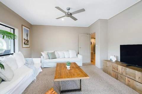 The Med Motel - Tourism Caloundra 3