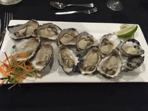 Victoria's Restaurant - Tourism Caloundra 0