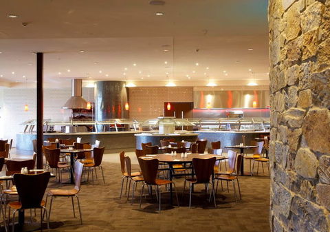Sanctuary Lakes Hotel - Tourism Caloundra 0