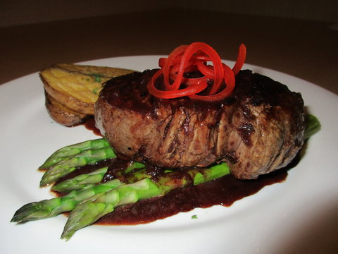 Sails Restaurant - Tourism Caloundra 0