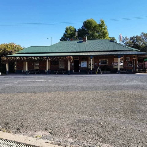 Wombat Hotel - Tourism Caloundra 1