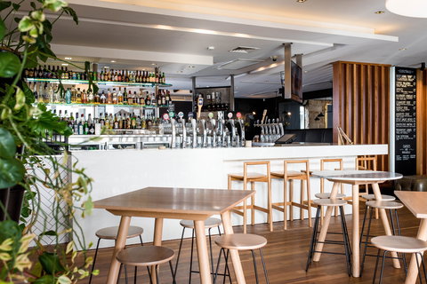 The Stirling Hotel - Tourism Caloundra 2