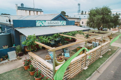 Alicia's Cafe - Tourism Caloundra 0