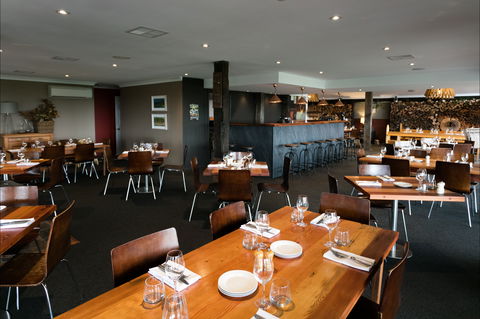 Sisters Rock Restaurant - Tourism Caloundra 0