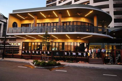 Q Bar & Brasserie On The Avenue - Tourism Caloundra 1