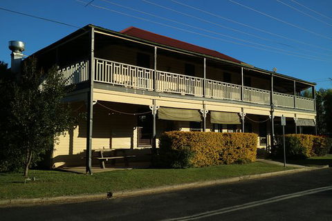 Brushgrove Hotel - Tourism Caloundra 0