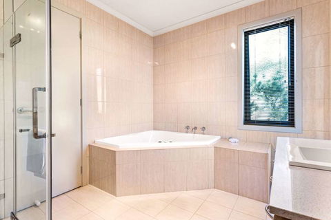 Quality Suites Point Cook Seasons 5 - Tourism Caloundra 7