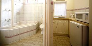Lorne Coachman Inn - Tourism Caloundra 3