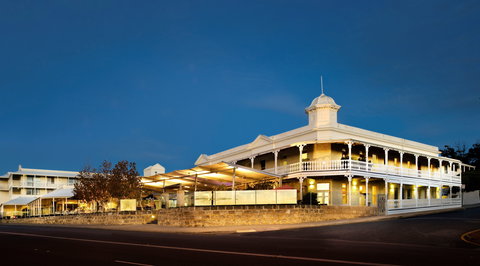 Tradewinds Hotel - Tourism Caloundra 0
