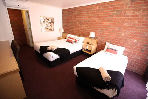 Pevensey Motor Lodge - Tourism Caloundra 1