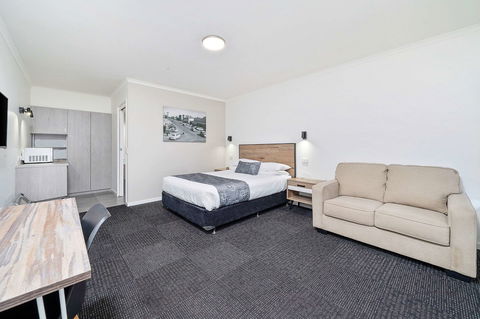 Peppermill Inn - Tourism Caloundra 1